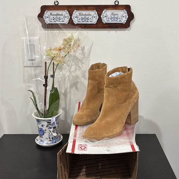 Splendid Boots Ankle Tan Suede Sz 7 beautiful and comfortable - Picture 3 of 13